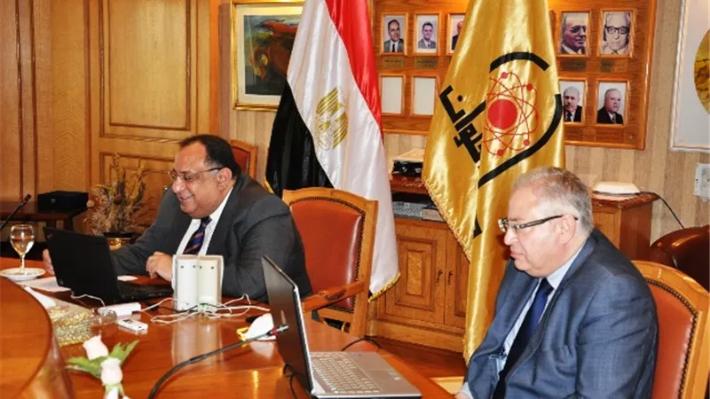 مجلس جامعة حلوان يقرر التبرع بنسبة 20٪ من رواتب أعضائه للعمالة غير المنتظمة.. بالصور