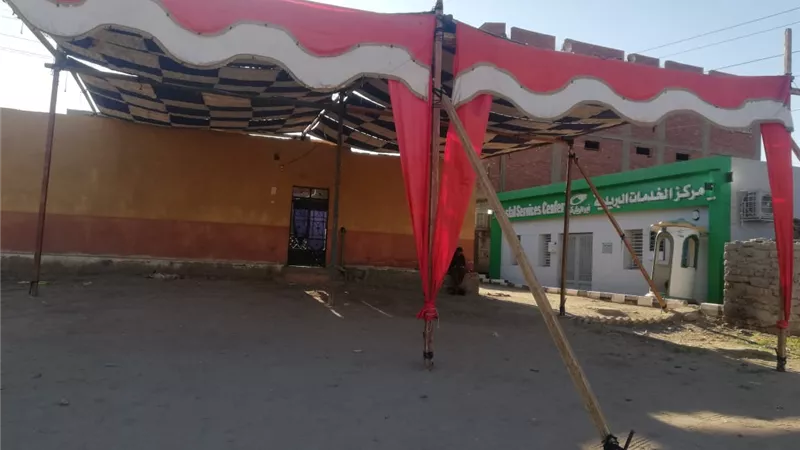 محافظ أسوان : صرف منحة العمالة غير المنتظمة وتجهيز 155 مكتب بريد و40 فرعا للبنوك الزراعية
