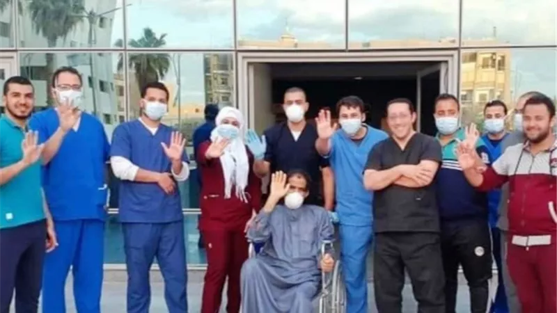 شفاء وخروج مريض كورونا بعد إجراء منظار طارئ للجهاز الهضمى بمستشفى العزل ١٥مايو.. بالصور