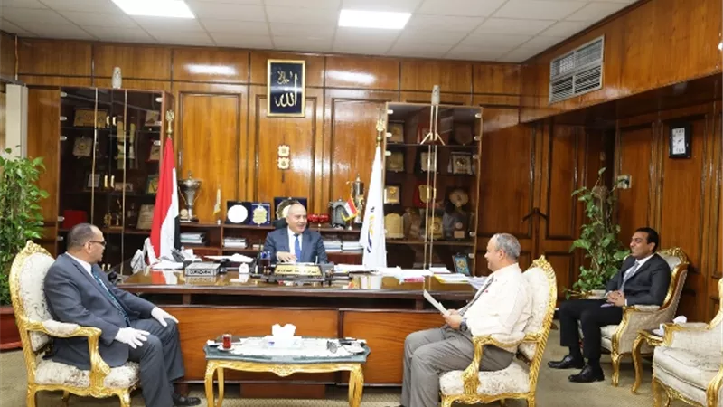 محافظ قنا: بدء صرف منحة العمالة غير المنتظمة غداً بمكاتب البريد والبنك الزراعي