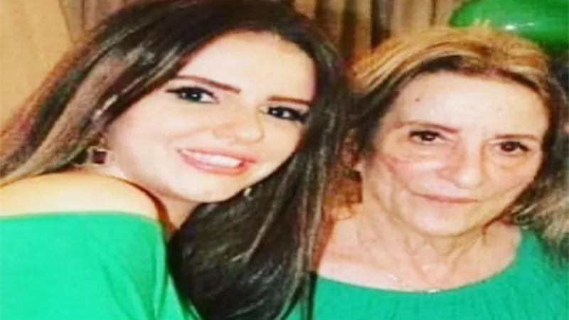 حاسه بيكى.. سيمون تنعى رحيل والدة الفنانة دنيا عبد العزيز بعد صراع مع السرطان