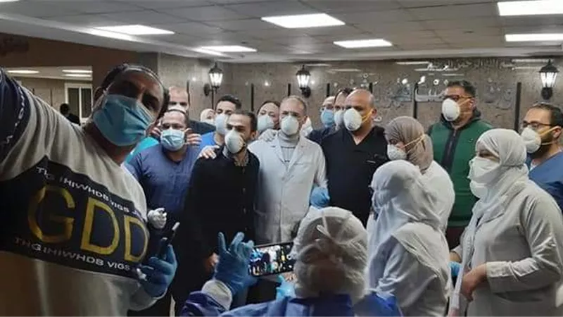 وزيرة الصحة تشيد بالفريق الطبي داخل مشتشفي العزل بقها