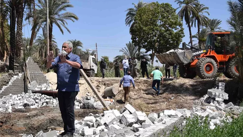 محافظ الأقصر يطيح برئيس حى شمال بعد ضبط مخالفة تعدى بالبناء على ارض زراعية