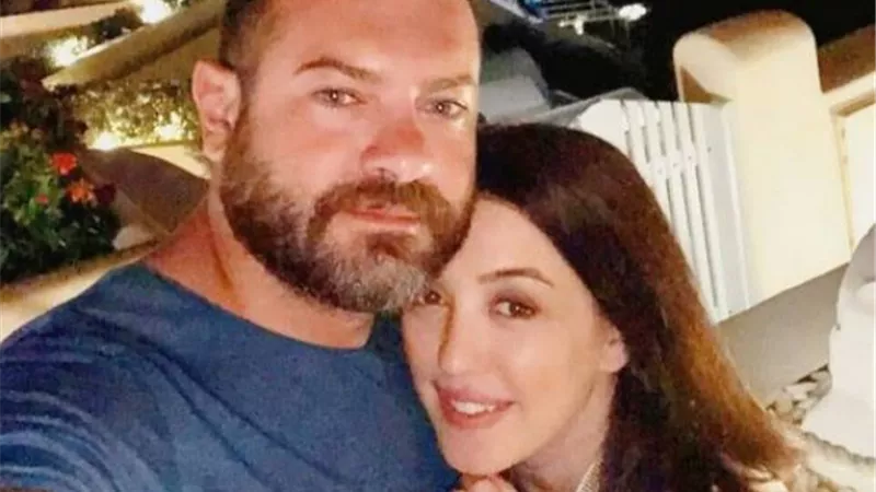 عمرو يوسف يفاجئ كندة علوش بقبلة على الهوا.. فيديو