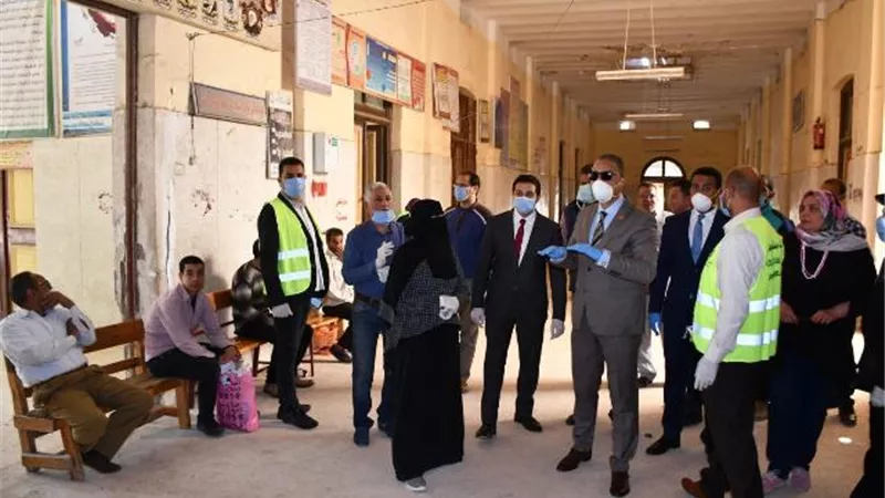 محافظ الفيوم يتفقد منافذ صرف منحة العمالة غير المنتظمة