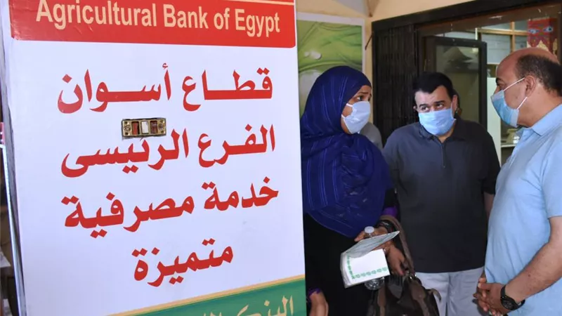 جولة مفاجئة لمحافظ أسوان لمتابعة صرف منحة العمالة غير المنتظمة