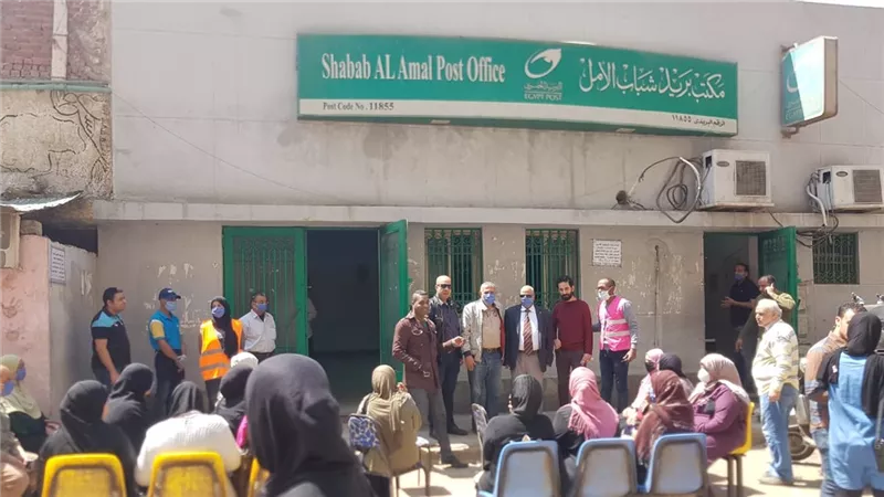بالصور ..حملة النائب أمين مسعود تشارك فى تنظيم حصول العمالة المؤقتة بالزاوية والشرابية على مبلغ ال 500 جنبه