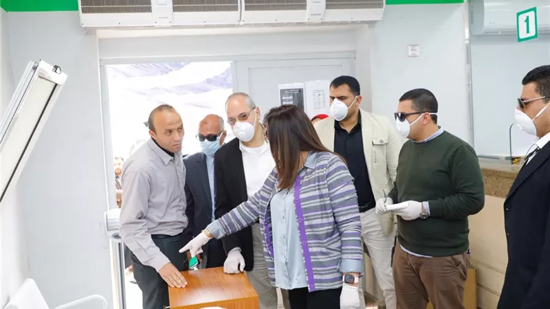 محافظ دمياط تتفقد عملية صرف منحة العمالة غير المنتظمة