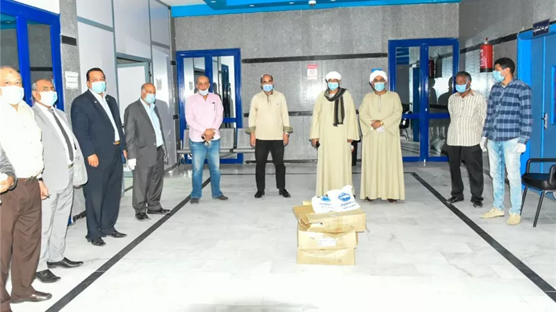 مستقبل وطن بقنا يهدي المستشفى الجامعي بقنا أدوات التعقيم الشخصية والمطهرات