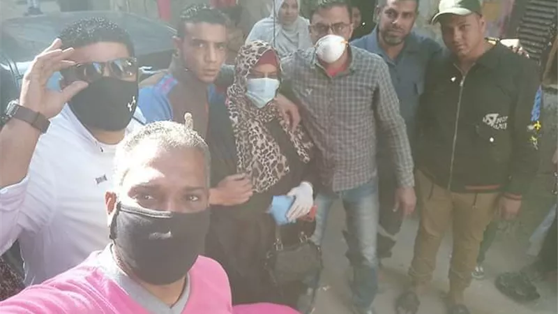 أهالى السويس يستقبلون السيدة المتعافية من فيروس كورونا بالزغايد