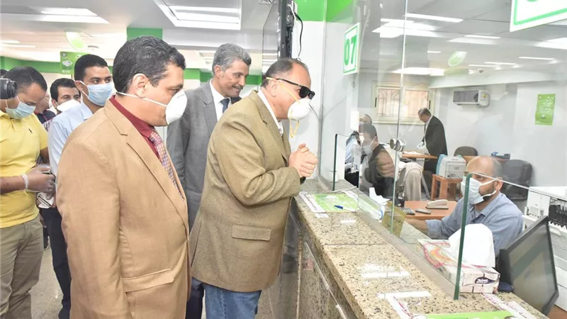 محافظ أسيوط يتفقد عددًا من مكاتب البريد وبنك التنمية الزراعي لمتابعة صرف منحة العمالة غير المنتظمة