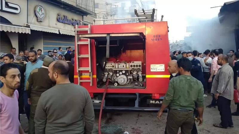 بالصور .. السيطرة على حريق في ثلاثة محلات بشارع 