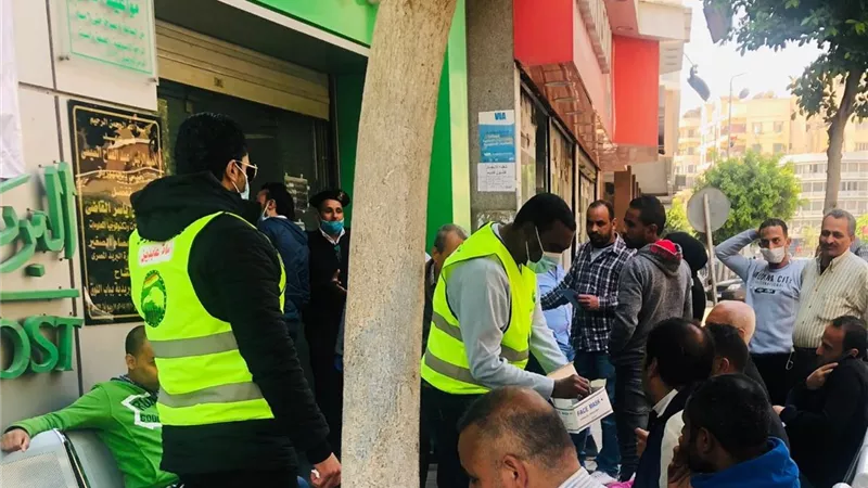 مستقبل وطن عابدين يوزع الكمامات ومواد المطهرات للعمال امام مكاتب البريد