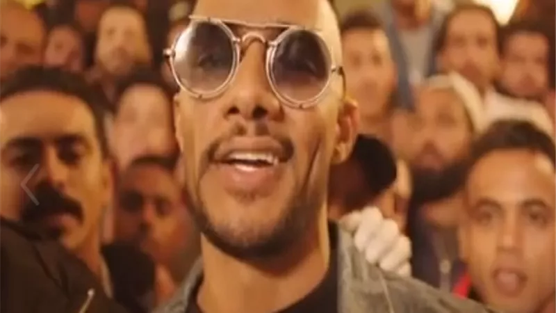 محمد رمضان يحتفل مع صناع مسلسل 