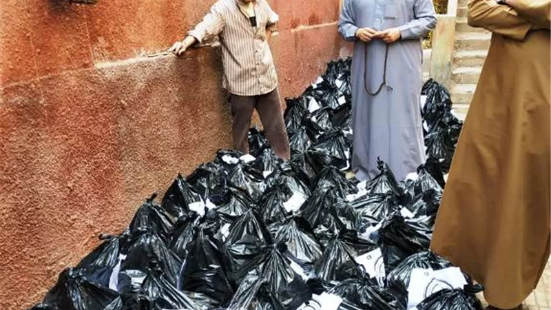 كلية صيدلة جامعة حلوان تتضامن مع العمالة اليومية فى الصف.. بالصور