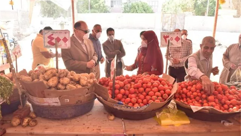 محافظ أسيوط يعلن فتح منافذ متحركة وثابتة ويتفقد معارض السلع الغذائية والخضار والفاكهة بحي غرب