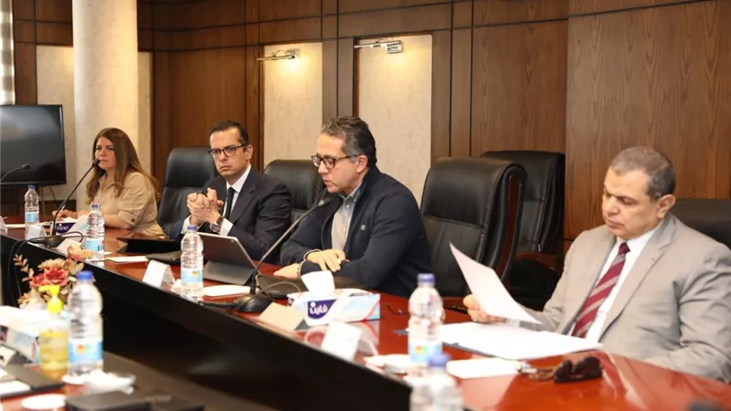 3 وزراء يبحثون وضع العمالة المتضررة بقطاع السياحة
