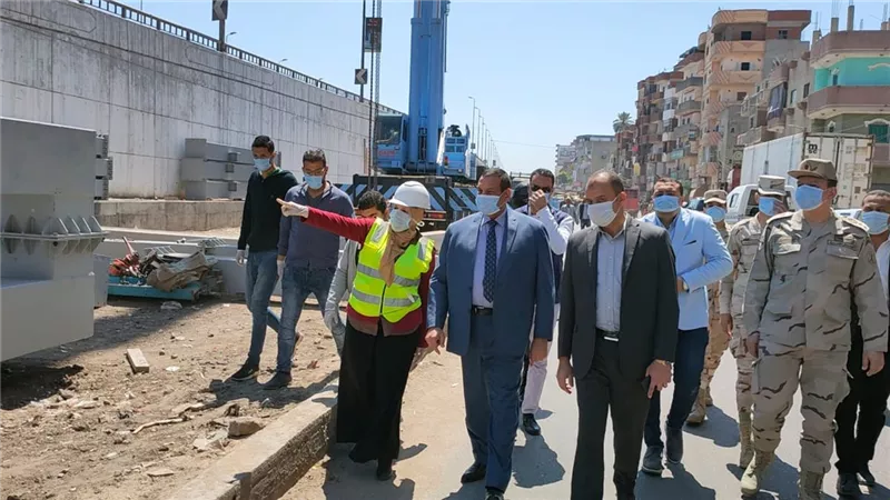 محافظ البحيرة يتابع الأعمال الجارية بكوبرى المشاة الجديد أعلى السكة الحديد بإيتاي البارود