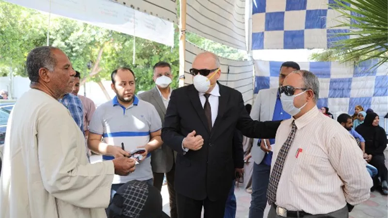 الداودى يتابع صرف المنحه للعماله غير المنتظمه
