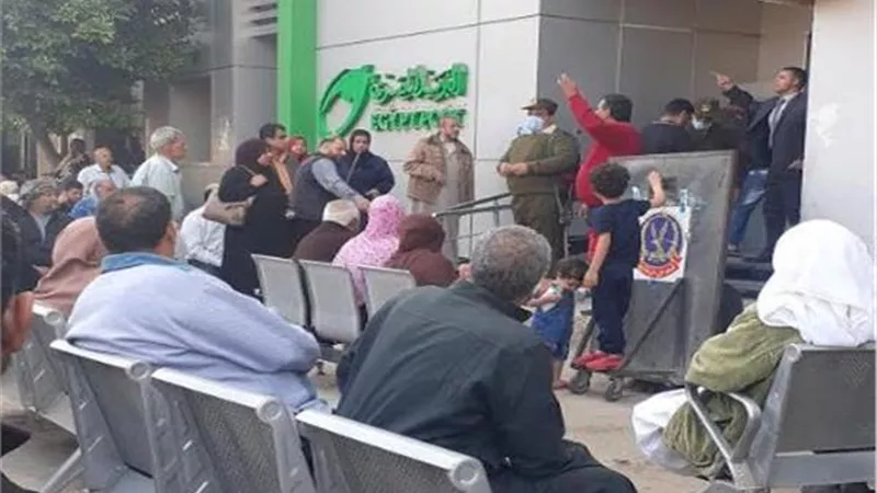 اقبال متزايد من العمالة الغير منتظمة بالشرقية على صرف المنحة