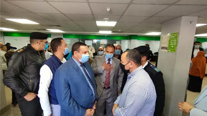 آمنه.. يتفقد انتظام صرف المنحة الرئاسية لدعم العمالة الغير منتظمة بمركز الخدمات البريدية بايتاي البارود