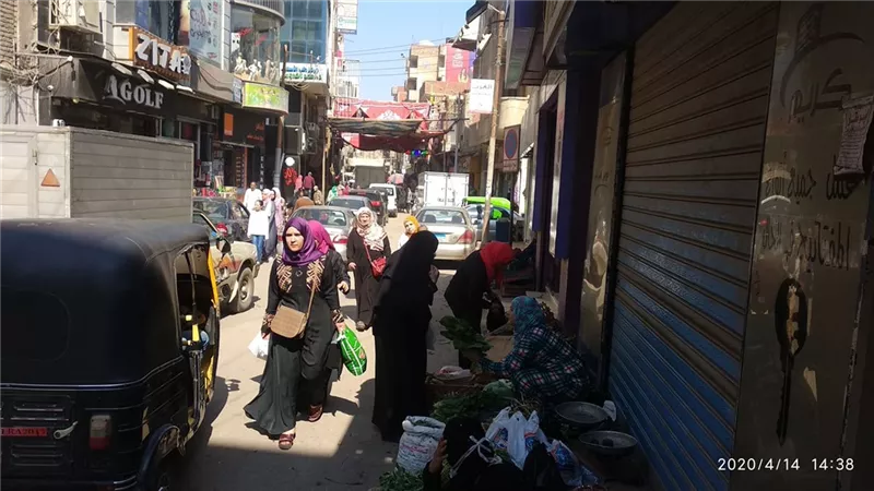 رغم إستشهاد 3 من قويسنا بكورونا .. 5 فقط يرتدون الكمامات من بين 500 مواطن فى الشارع العمومى .. فيديو