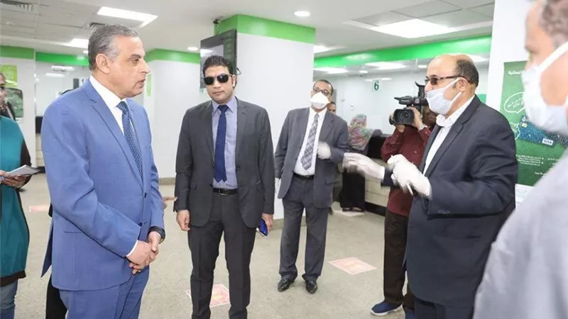 محافظ سوهاج يتفقد منافذ صرف منحة العمالة غير المنتظمة ويشيد بدور الصحة