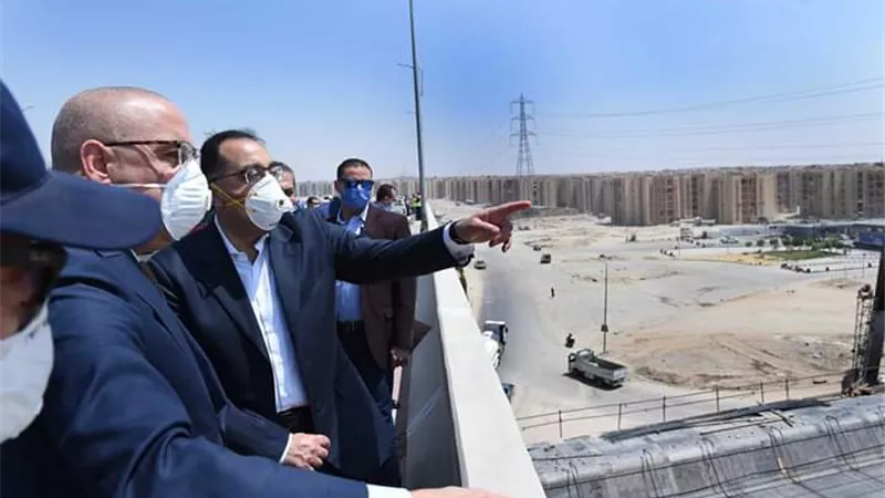 رئيس الوزراء ووزير الإسكان يتفقدان الطرق الرئيسيه والكباري بمدينه 6 أكتوبر