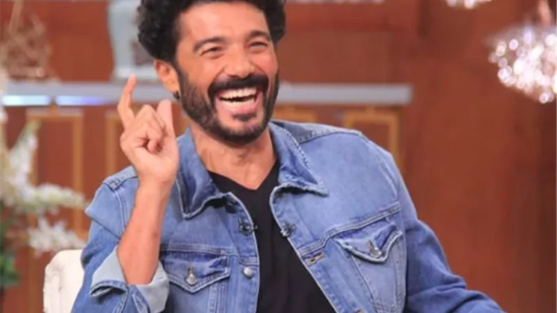 خالد النبوى يحقق أمنية معجب طلب إلتقاط صورة معه