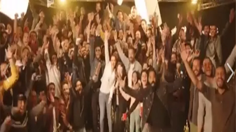 100 شخص بدون كمامة.. محمد رمضان يخاطر بحياة فريق عمل البرنس من أجل 