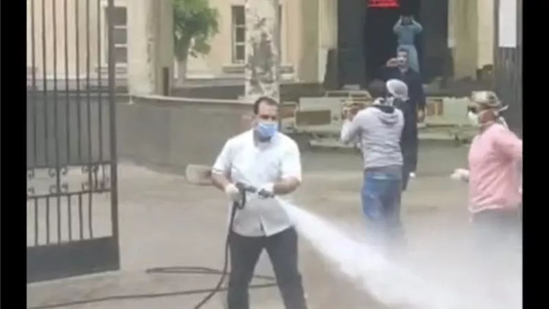 انطلاق حملة شبابية بمدينة كفرالزيات بالغربية لتطهير الشوارع ومحيط مستشفي العزل بالجهود الذاتية