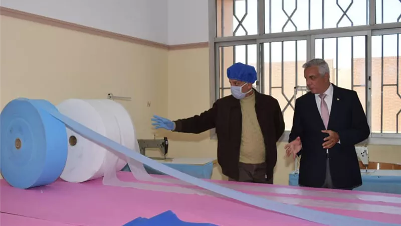 جامعة المنوفية تنتج كمامات وأغطية رأس ..و بوابة تعقيم كاملة فى مدخل المستشفيات وكلية الطب.. صور وفيديو