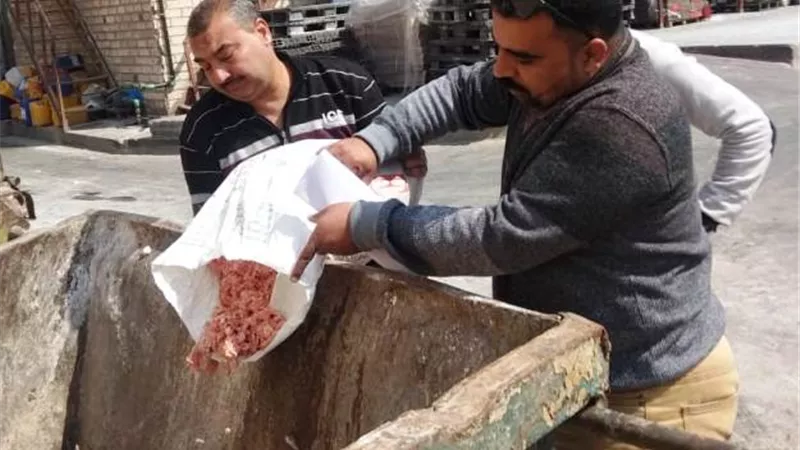 صحة الشرقية تعدم نصف طن لحوم وأسماك فى حملة أغذية بالعاشر.. بالصور