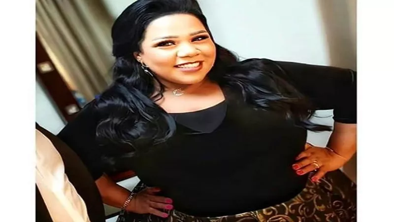 إطلالة مبهجة وكلمات رقيقة للفنانة شيماء سيف