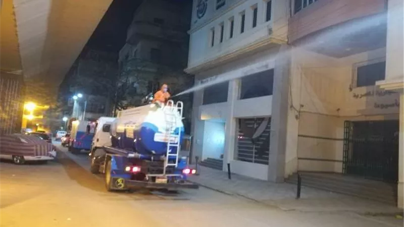 استمرار حملات رش وتطهير المنشآت والشوارع بمراكز أسيوط