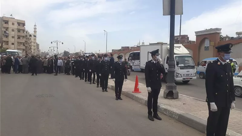 انتظار جثمان الشهيد محمد الحوفي لتشييعة في جنازة عسكرية في دمنهور .. صور