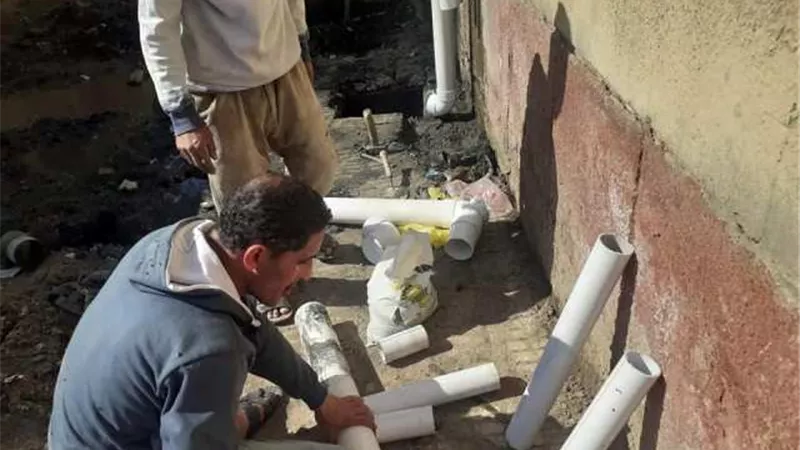 الإسماعيلية تكثف أعمال تطهير الصرف الصحي بمساكن الايواء بالسبع ابار غربية .صور
