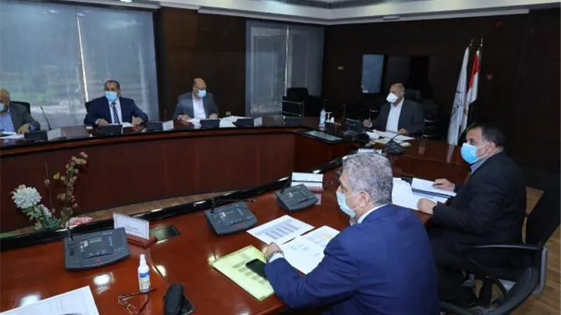 وزير النقل يتابع مشروع تطوير مزلقانات السكة الحديد