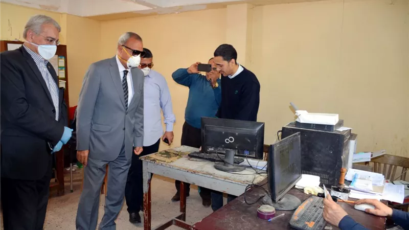 محافظ القليوبية يتابع عملية صرف منحة العمالة غير المنتظمة بمكاتب البريد والمدارس ببنها
