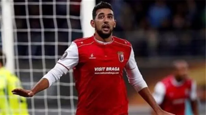 كوكا يداعب كلابه الخاصة داخل منزله باليونان..فيديو