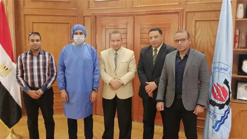 جامعة السويس تهدى وسائل وقاية لنقابة الاطباء