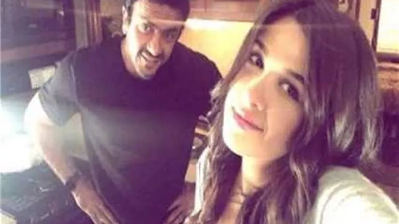 احمد العوضي ينشر صورة من كواليس مسلسل الاختيار.. وياسمين عبدالعزيز ترد