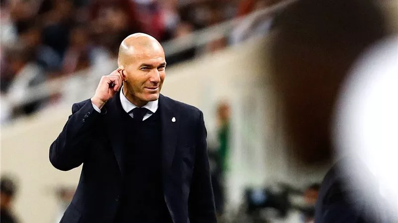 زيدان يطالب ريال مدريد بالتعاقد مع مدافع إنتر ميلان