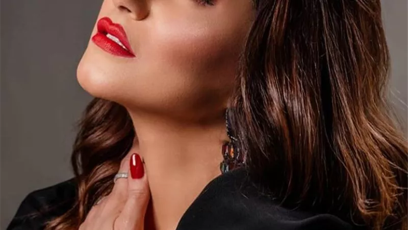 إطلالة رقيقة وظهور متألق للفنانة انجى شرف