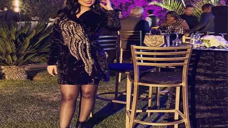 إطلالة كلاسيكية وظهور رائع للفنانة كارولين عزمى