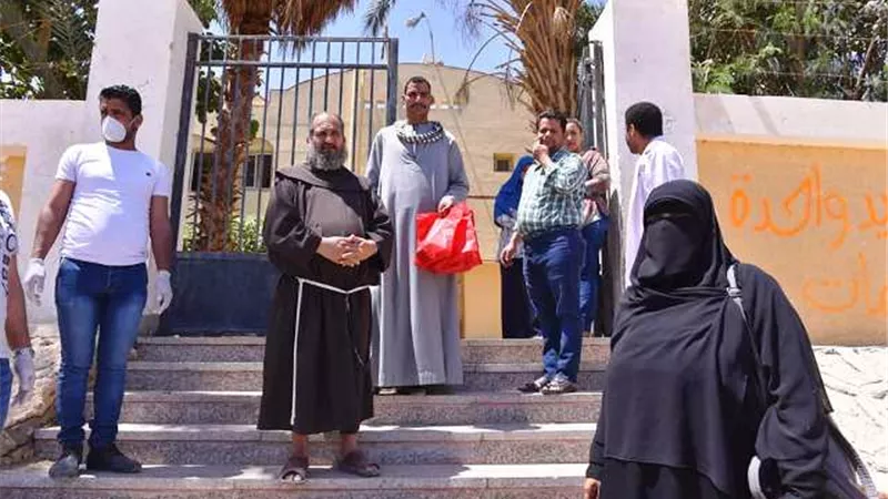 شباب أسيوط يوزعون الكحول علي منازل المواطنين لمواجهة كورونا..بالصور