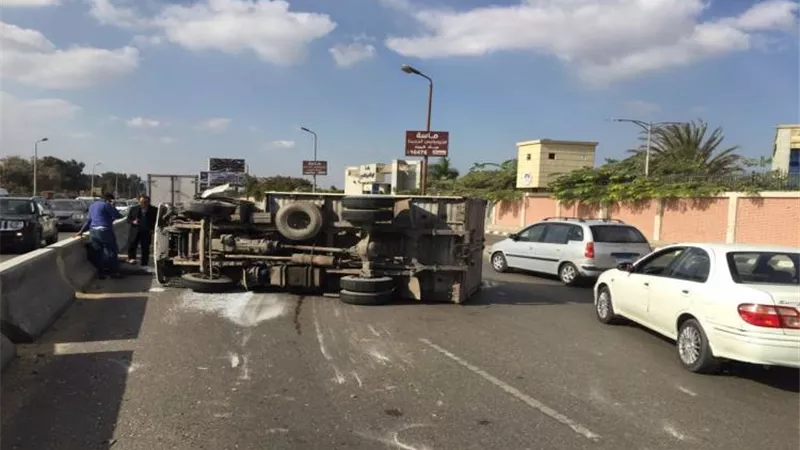 انقلاب سيارة على الطريق الصحراوى بسوهاج يسفر عن اصابة 5 اشخاص