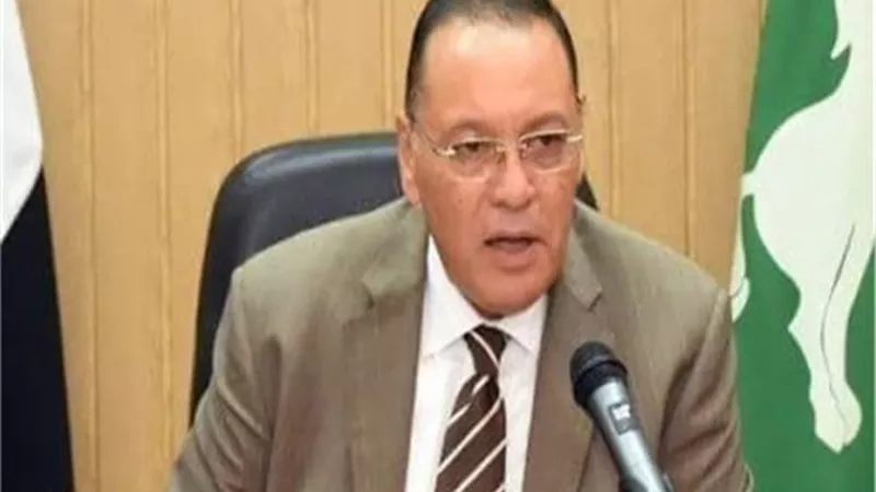 محافظ الشرقية .. فتح منافذ جديدة لصرف منحة العمالة غير المنتظمة