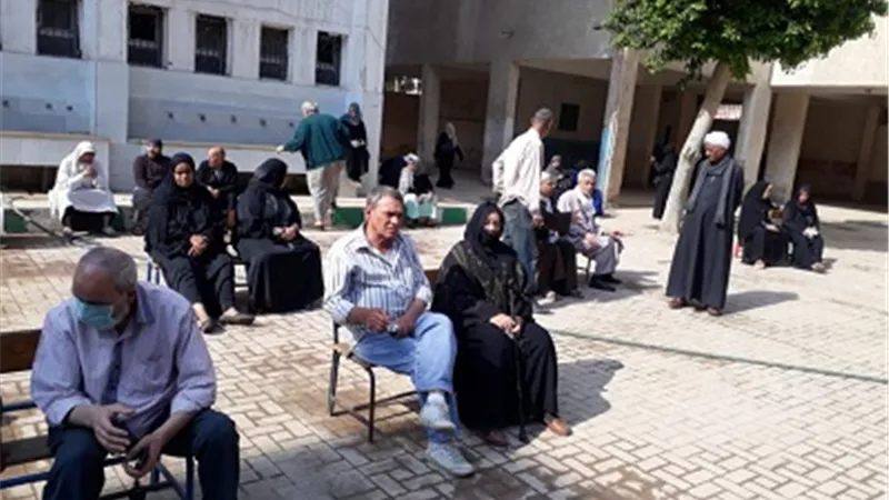 محافظ الجيزة يتابع إنتظام سير إجراءات صرف المنحة المقرره للعماله غير المنتظمه