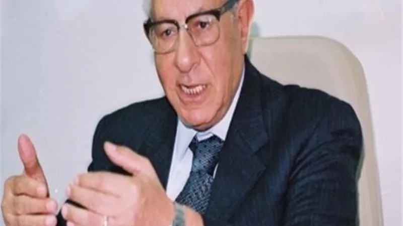 مكرم محمد أحمد يهنئ البابا تواضروس بعيد القيامة